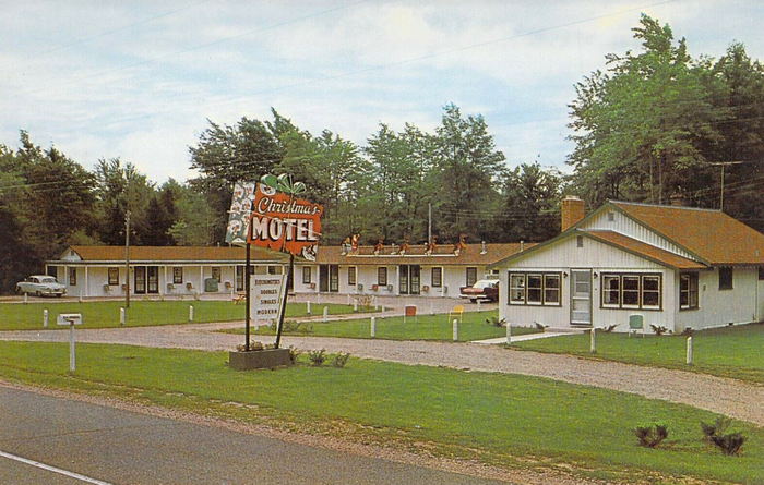 Paddlers Inn (Christmas Motel) - Old Postcard